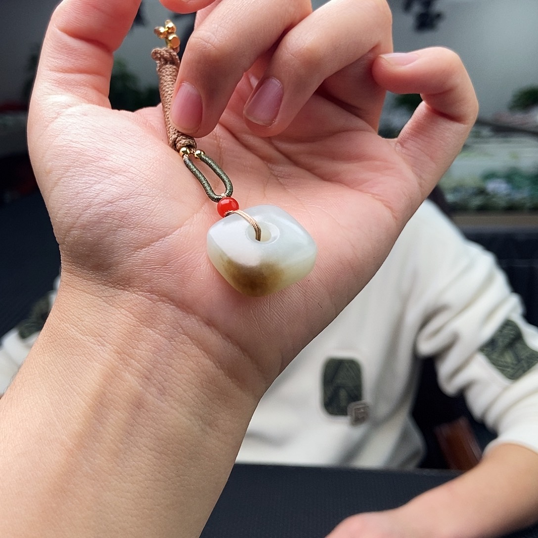 和田玉未镶嵌颈饰颜色多样性发拍一发一