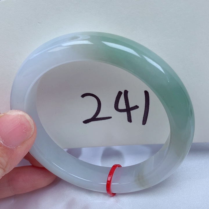 翡翠手镯未镶嵌翡翠