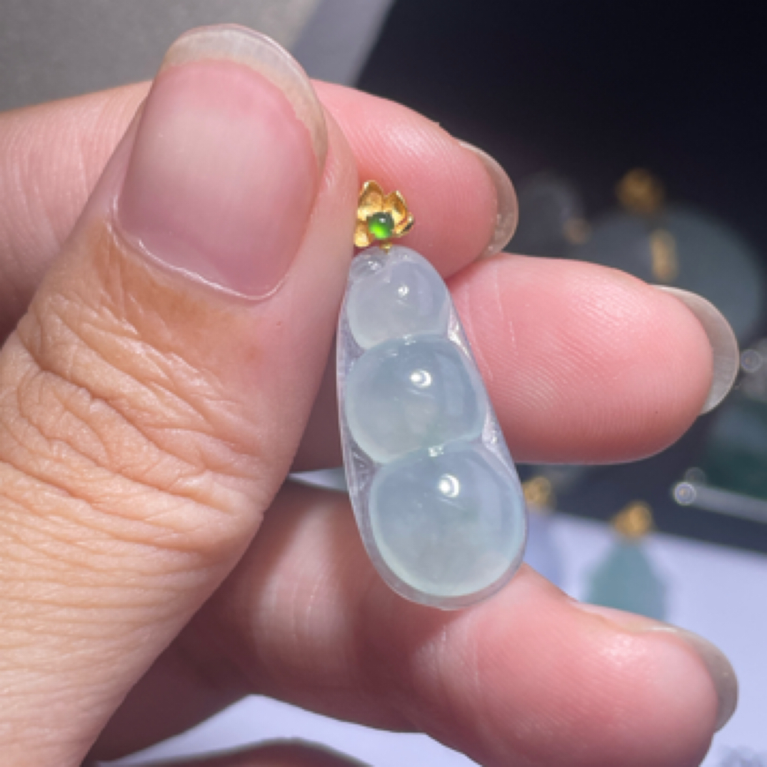 18k金天然a货翡翠吊坠豆子尺寸26.7×10×4