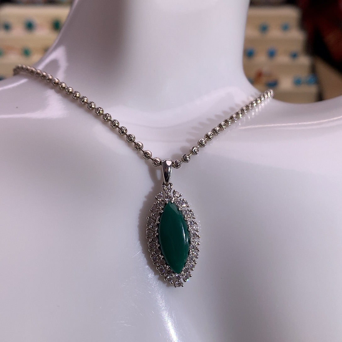 18K金镶嵌绿松石玉化绿马眼吊坠