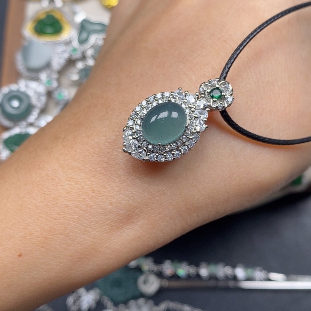 翡翠颈饰未镶嵌翡翠