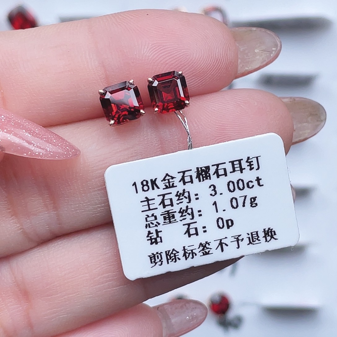 18K金镶嵌石榴石耳饰