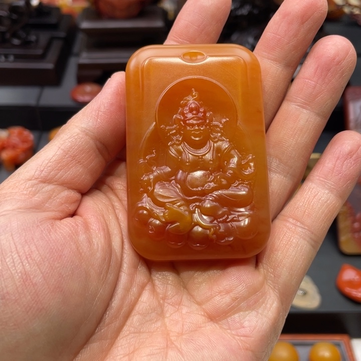 石英质玉（黄龙玉）未镶嵌颈饰黄财神