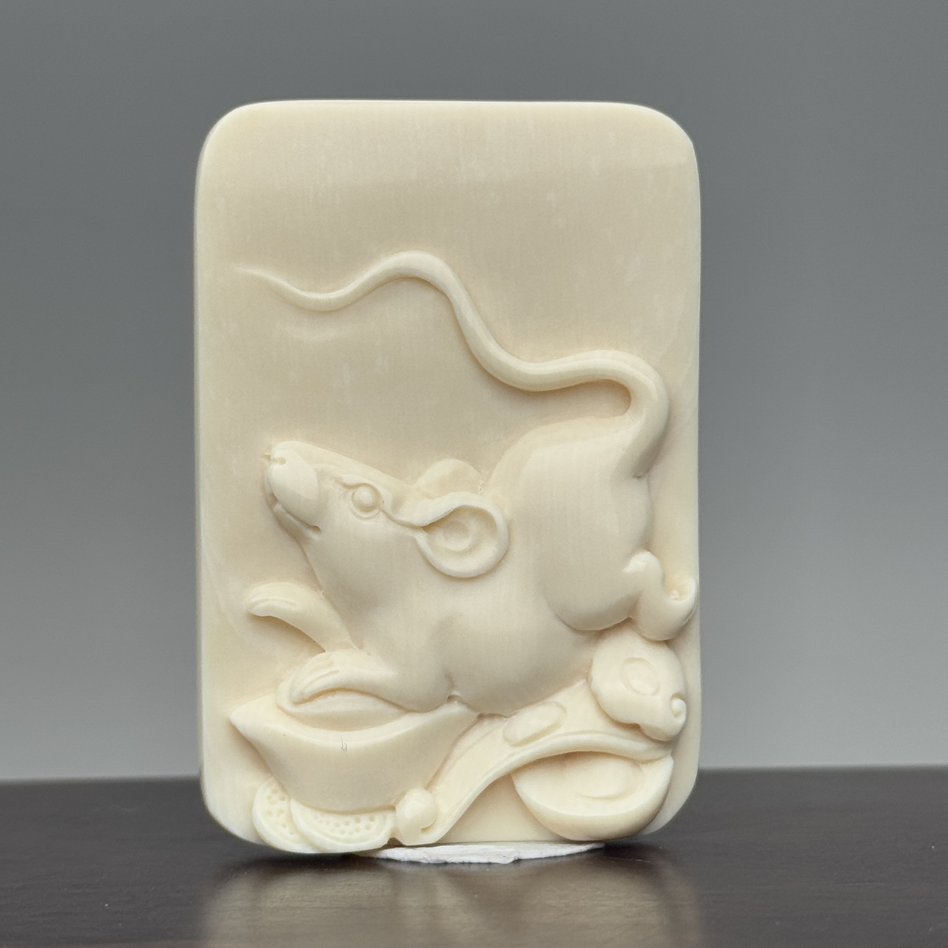 DEZHI/德志54*37*8mm16g鼠无事牌吊坠天然猛犸牙K294