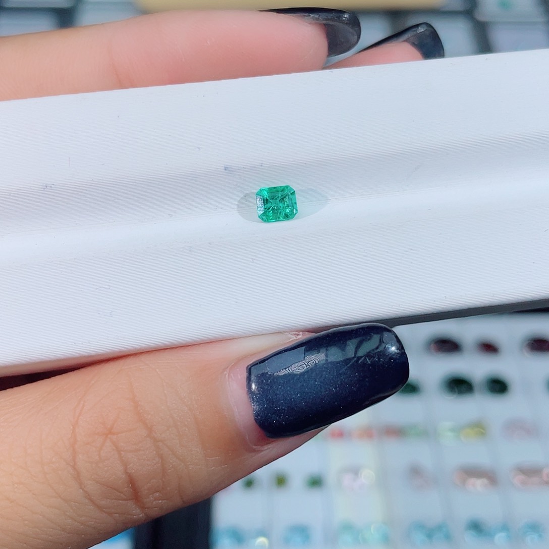 祖母绿裸石未镶嵌