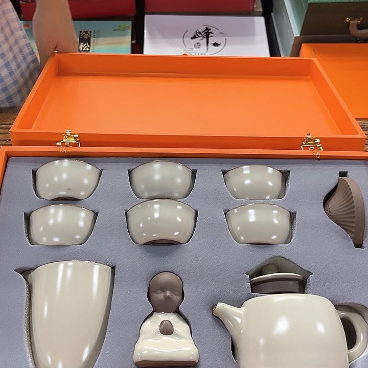 孤品茶具套装等。      