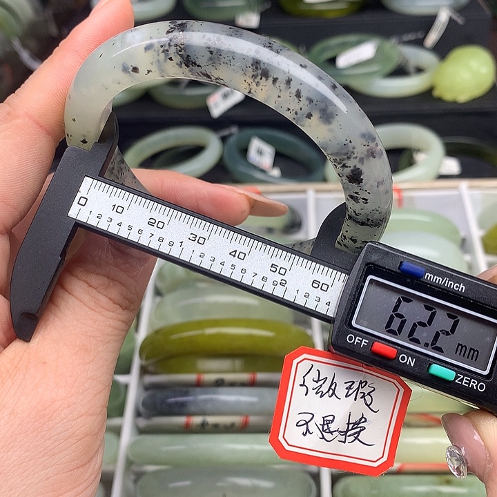 蛇纹石玉手镯未镶嵌950