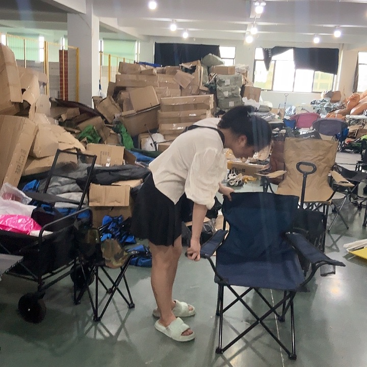 深蓝色扶手钓鱼椅子