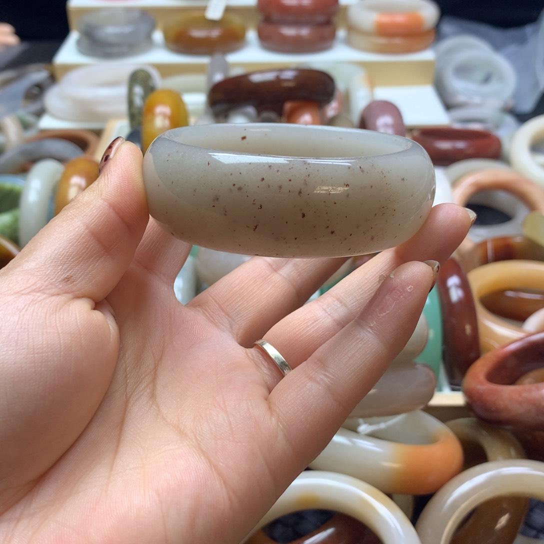 石英质玉手镯未镶嵌