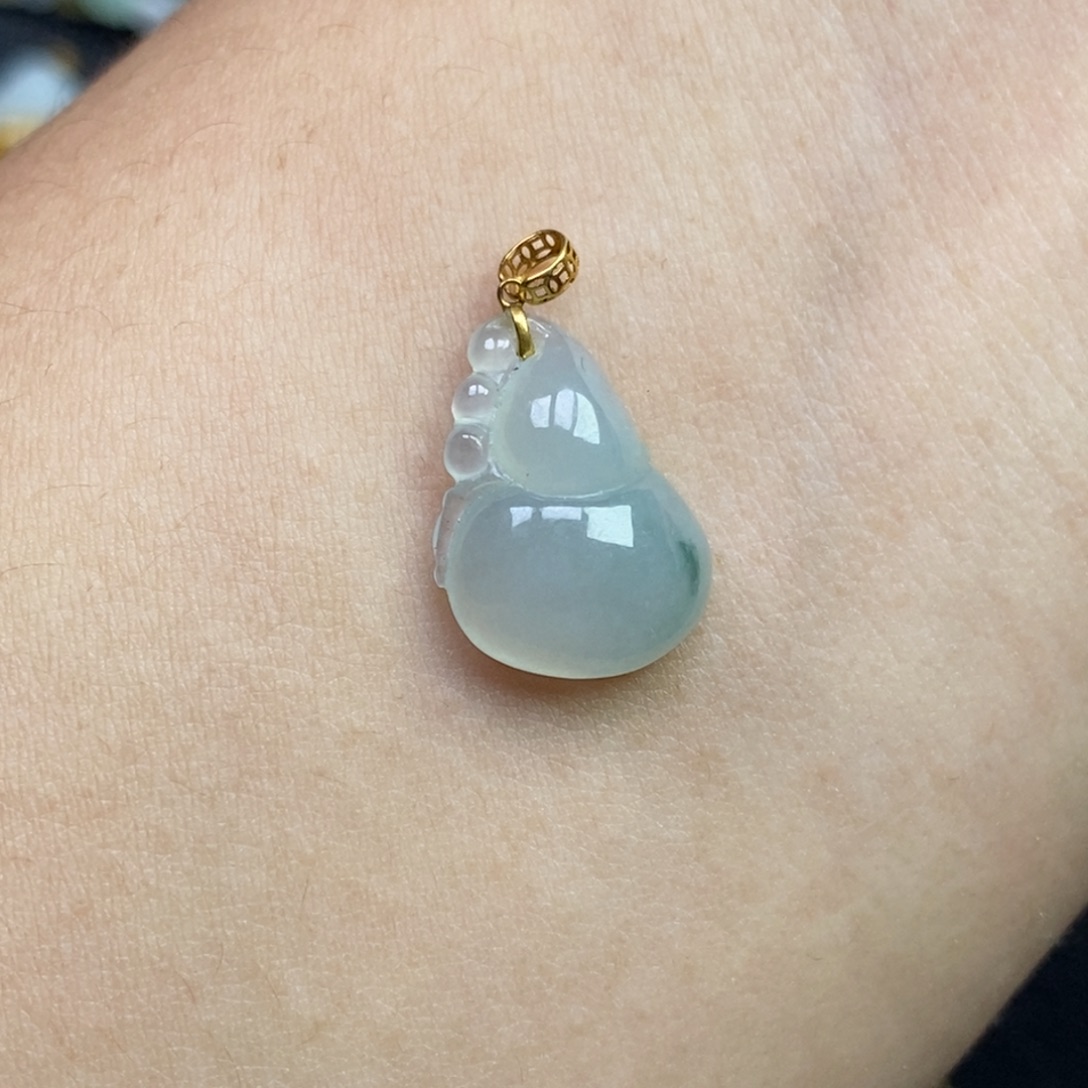 翡翠18K金镶嵌颈饰葫芦