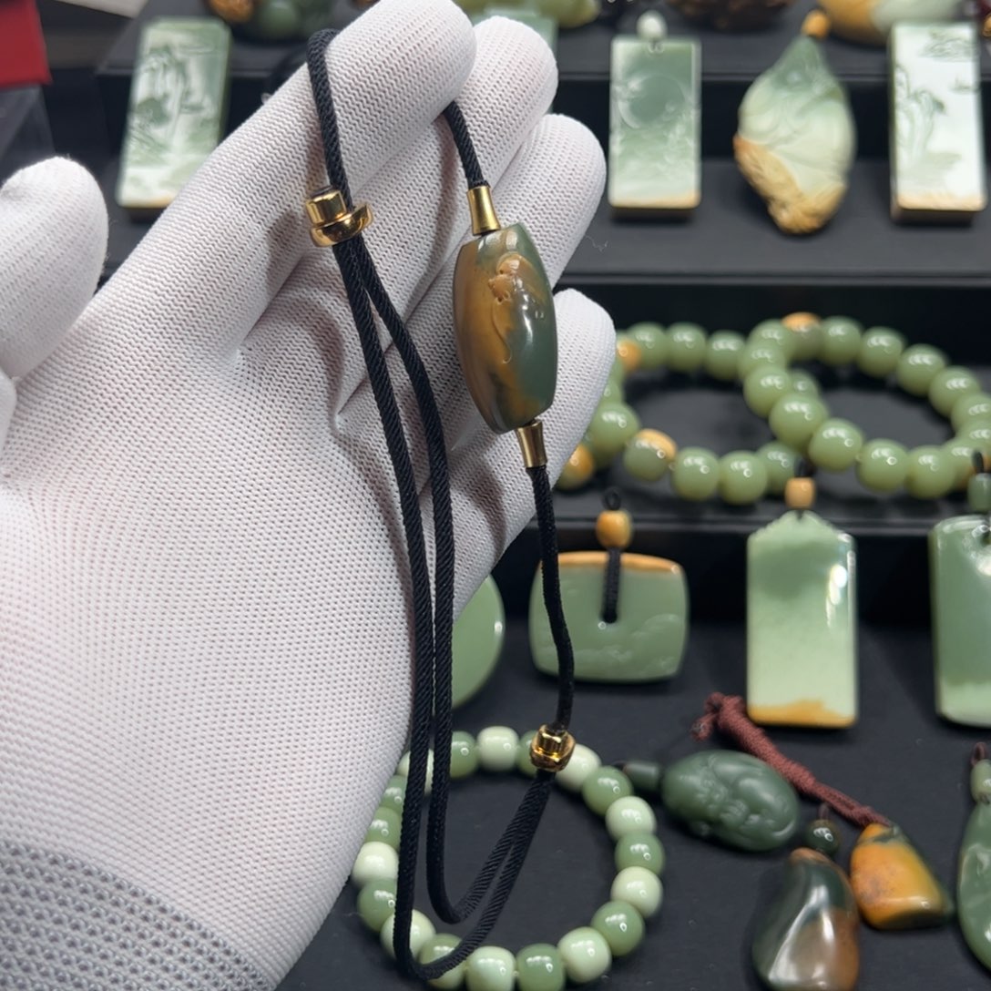 岫岩河磨玉（透闪石质玉）未镶嵌颈饰往**烟