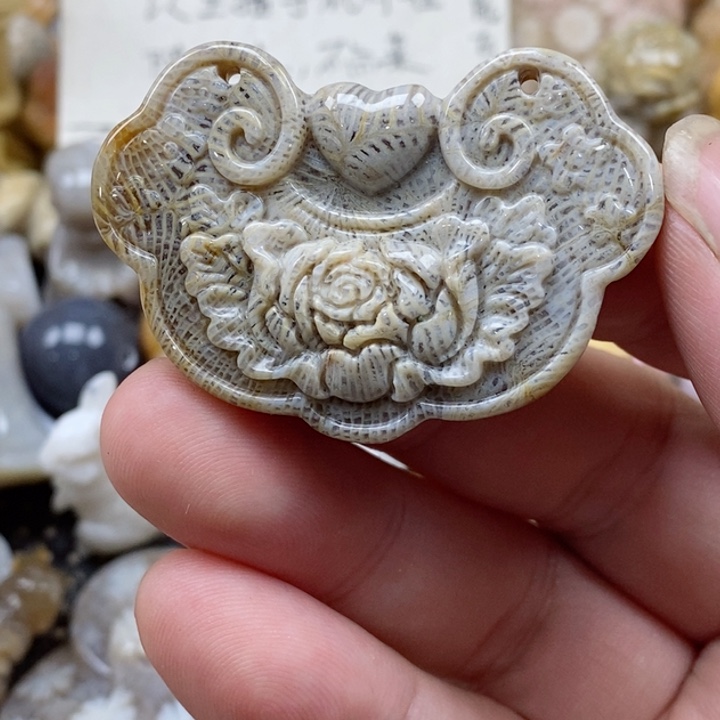 颈饰未镶嵌硅化珊瑚（珊瑚玉）