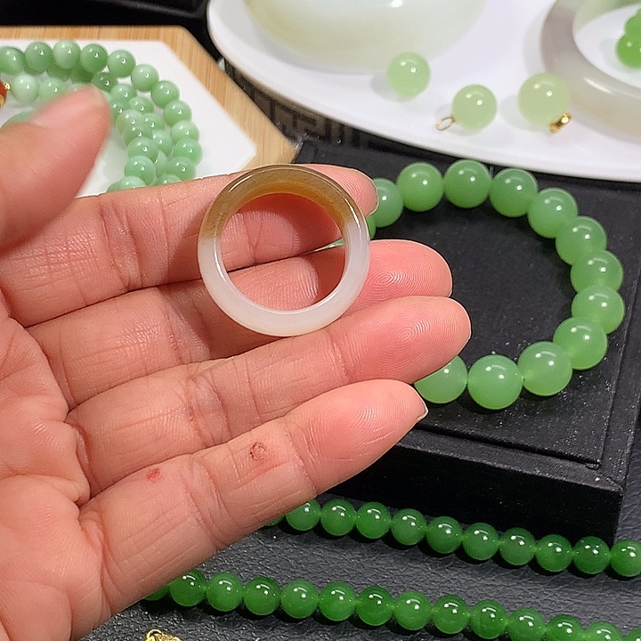 未镶嵌戒指和田玉（糖玉）韦*·