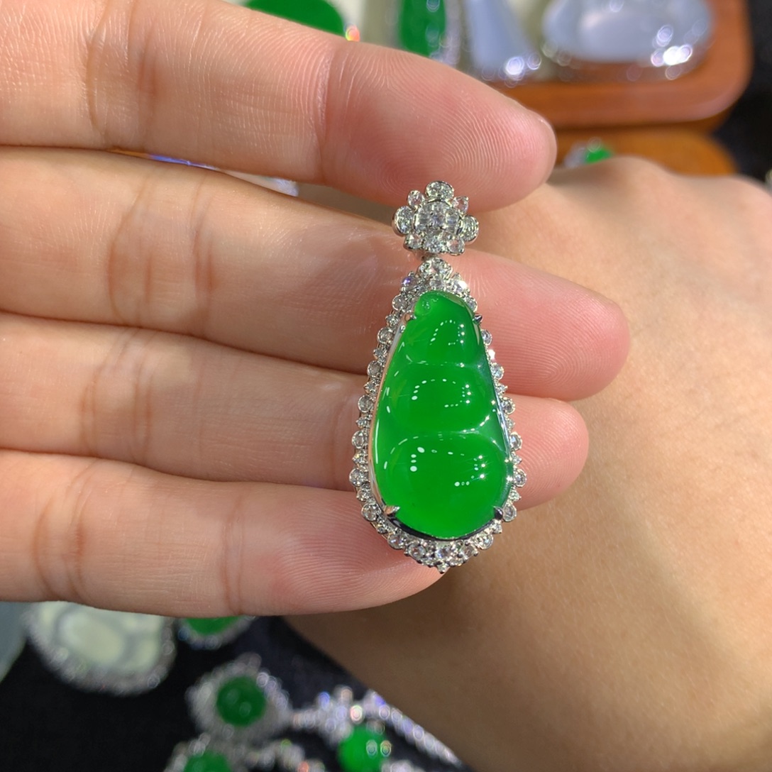 翡翠18K金镶嵌颈饰