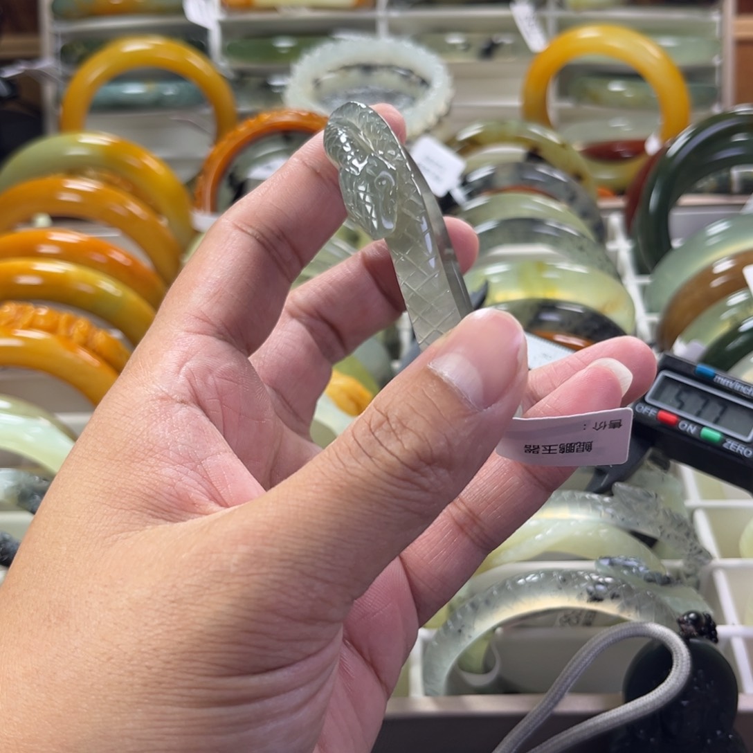 蛇纹石玉手镯未镶嵌