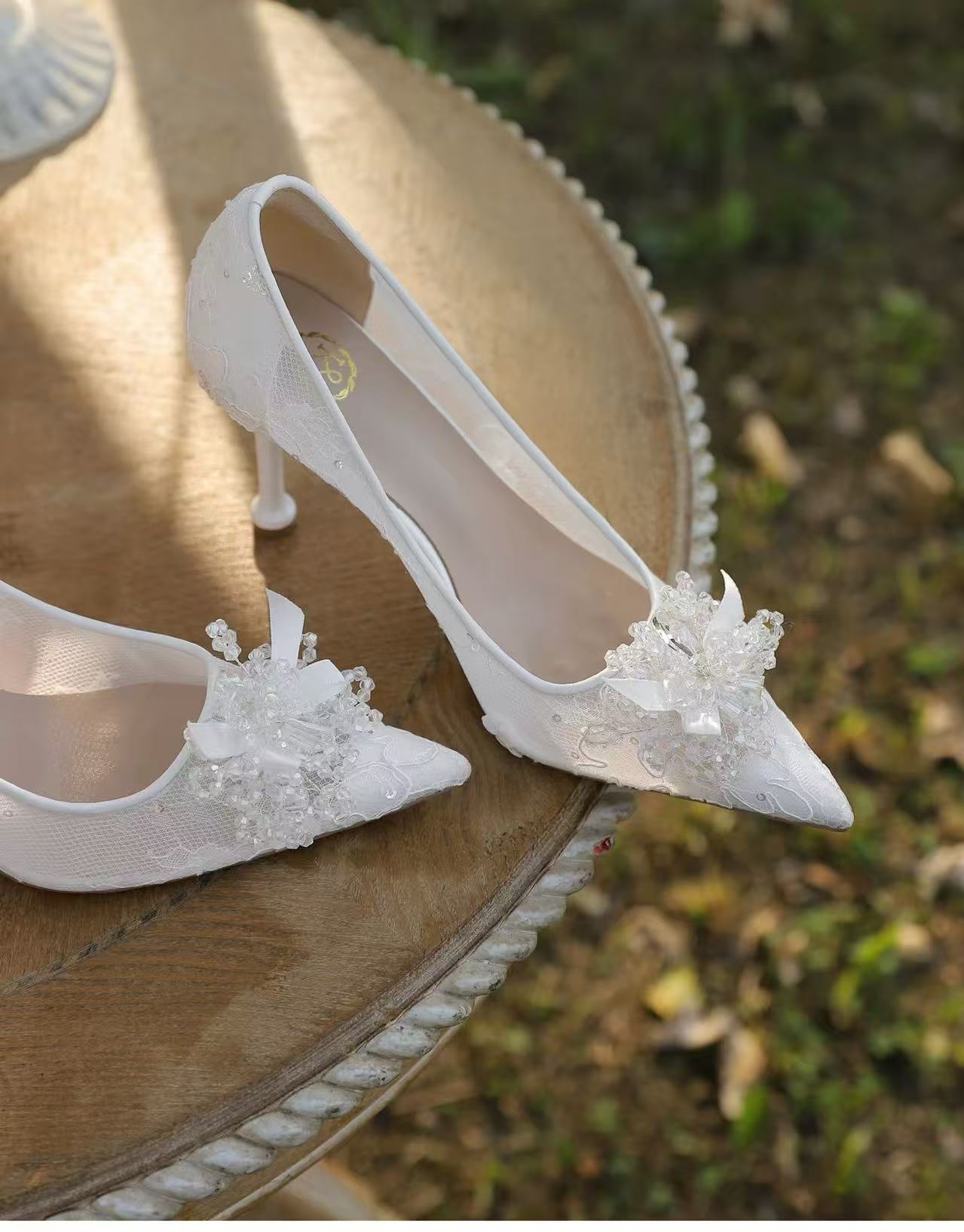 6白色水钻镂空细高跟鞋