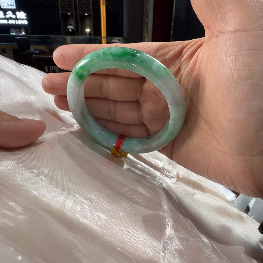 翡翠手镯未镶嵌满绿