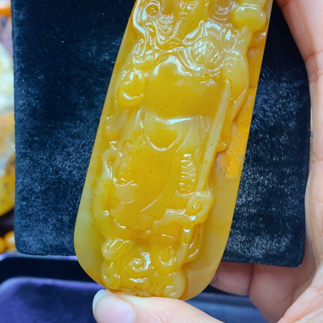 未镶嵌石英质玉（黄龙玉）颈饰