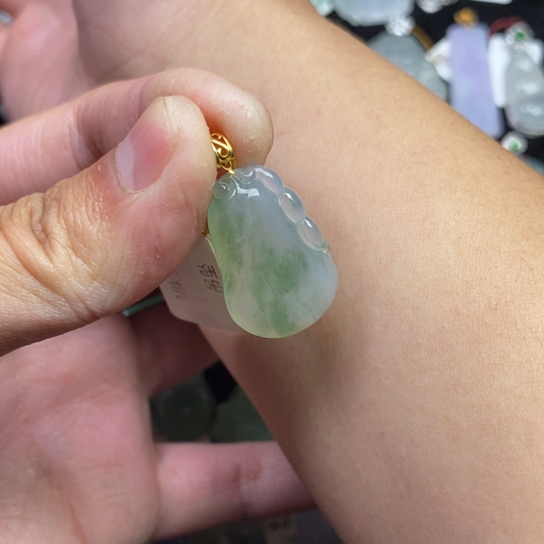 翡翠18K金镶嵌颈饰福瓜