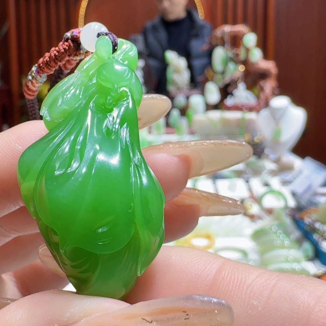 和田玉果绿玉兰花未镶嵌