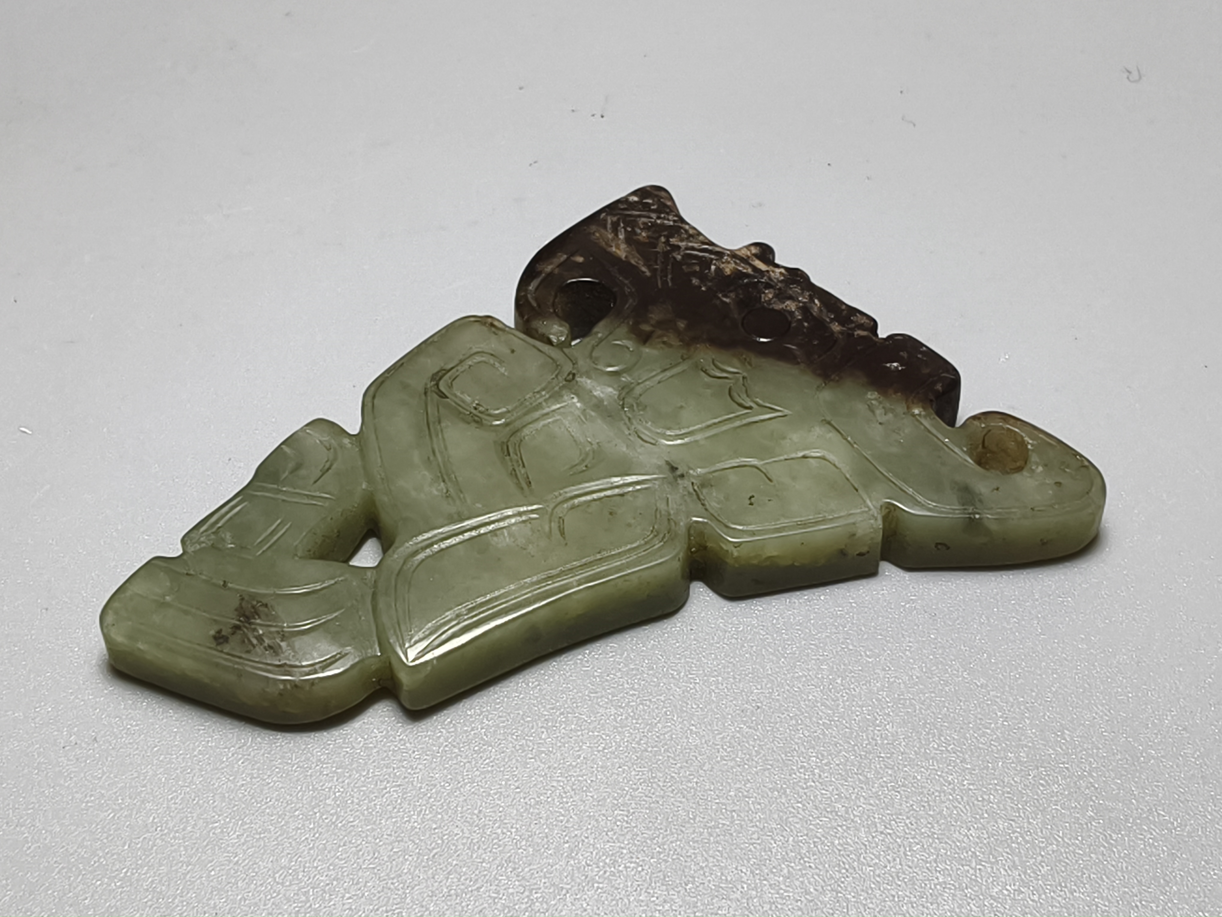 商代玉器玉鸮，这件玉鸮为和田青玉沁色入骨，长6.1厘米