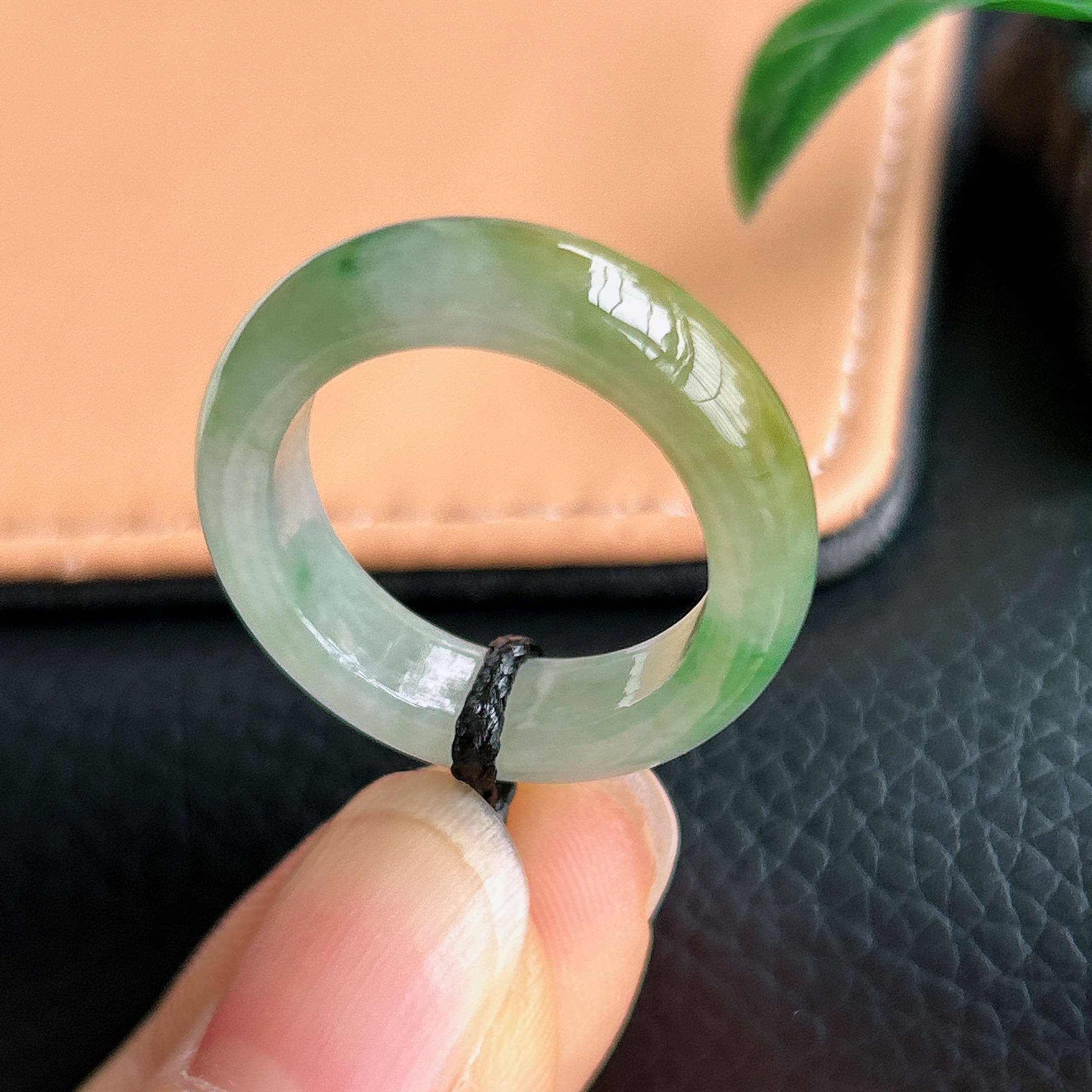 16号圈口天然a货翡翠飘绿花戒指缅甸老坑玉圆形黄加绿指环男女款