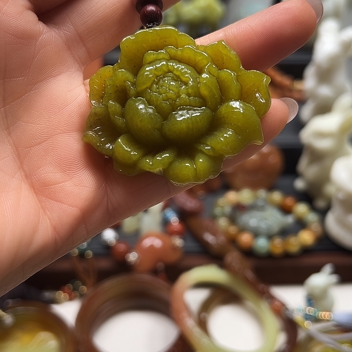 蛇纹石玉吊坠未镶嵌