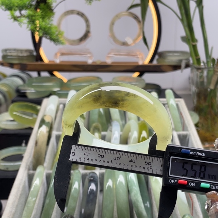 蛇纹石玉未镶嵌手镯971