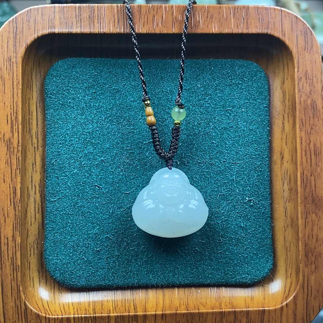 和田玉未镶嵌颈饰白色抱抱佛