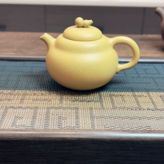 茶壶紫砂黄龙山原矿本绿半手工（150 cc）