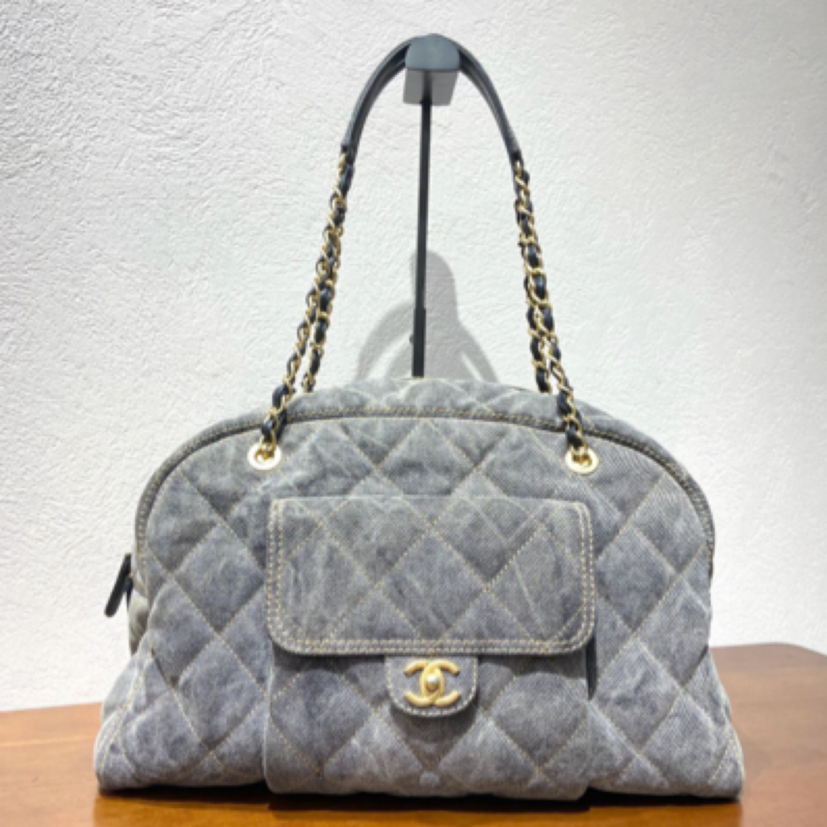 99新 Chanel/香奈儿 24A淡灰色金扣丹宁牛仔保龄球 Maxi 单肩包