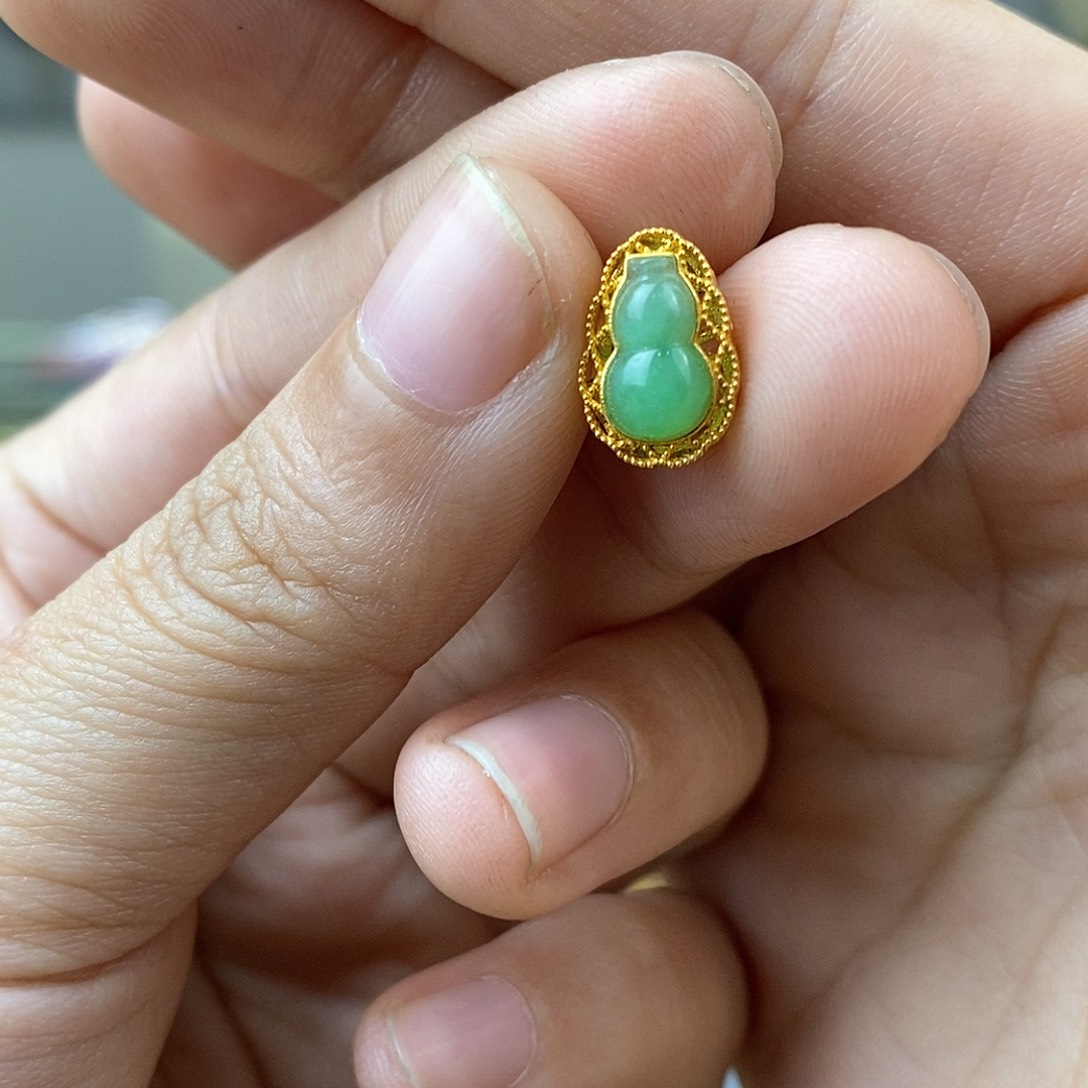 翡翠挂件18K金镶嵌翡翠背云