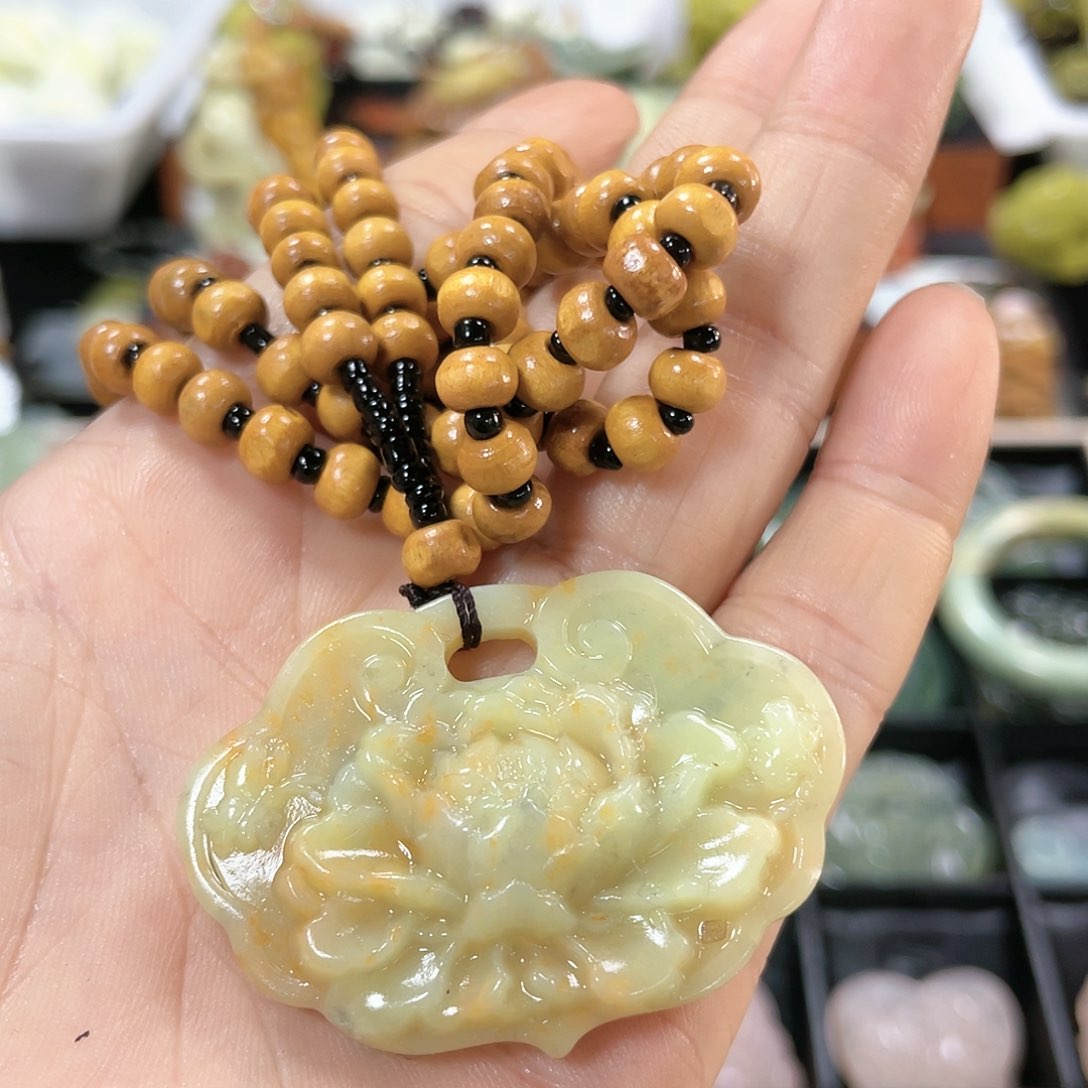 蛇纹石玉颈饰未镶嵌