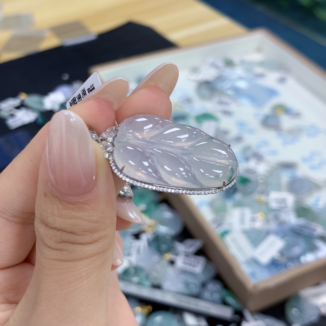 颈饰18K金镶嵌翡翠