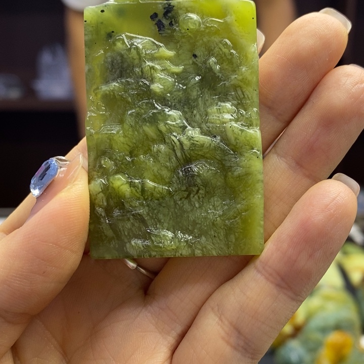 蛇纹石玉未镶嵌颈饰
