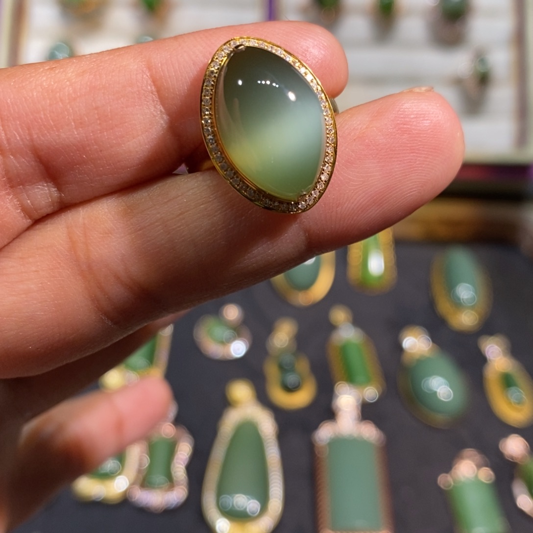 和田玉（碧玉）颈饰18K金镶嵌