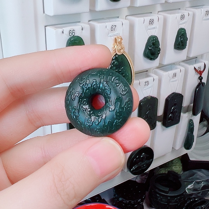 蛇纹石玉颈饰未镶嵌