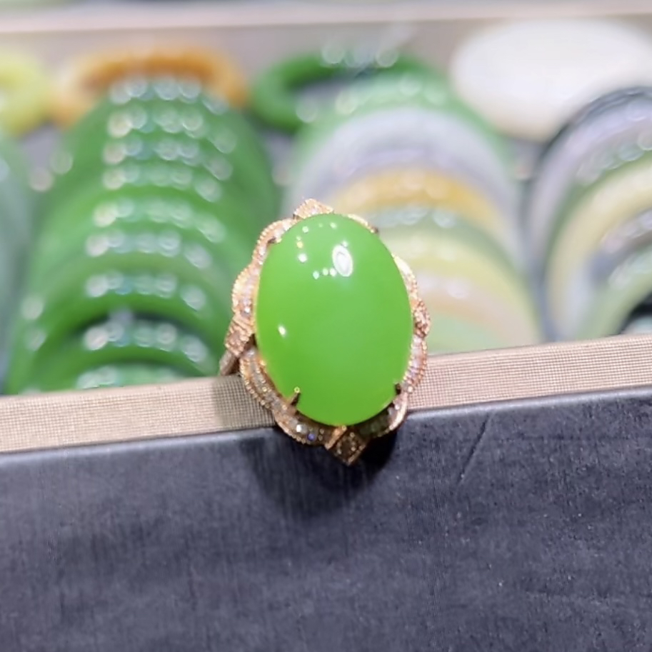 漏！和田玉俄料苹果绿戒指18k金镶