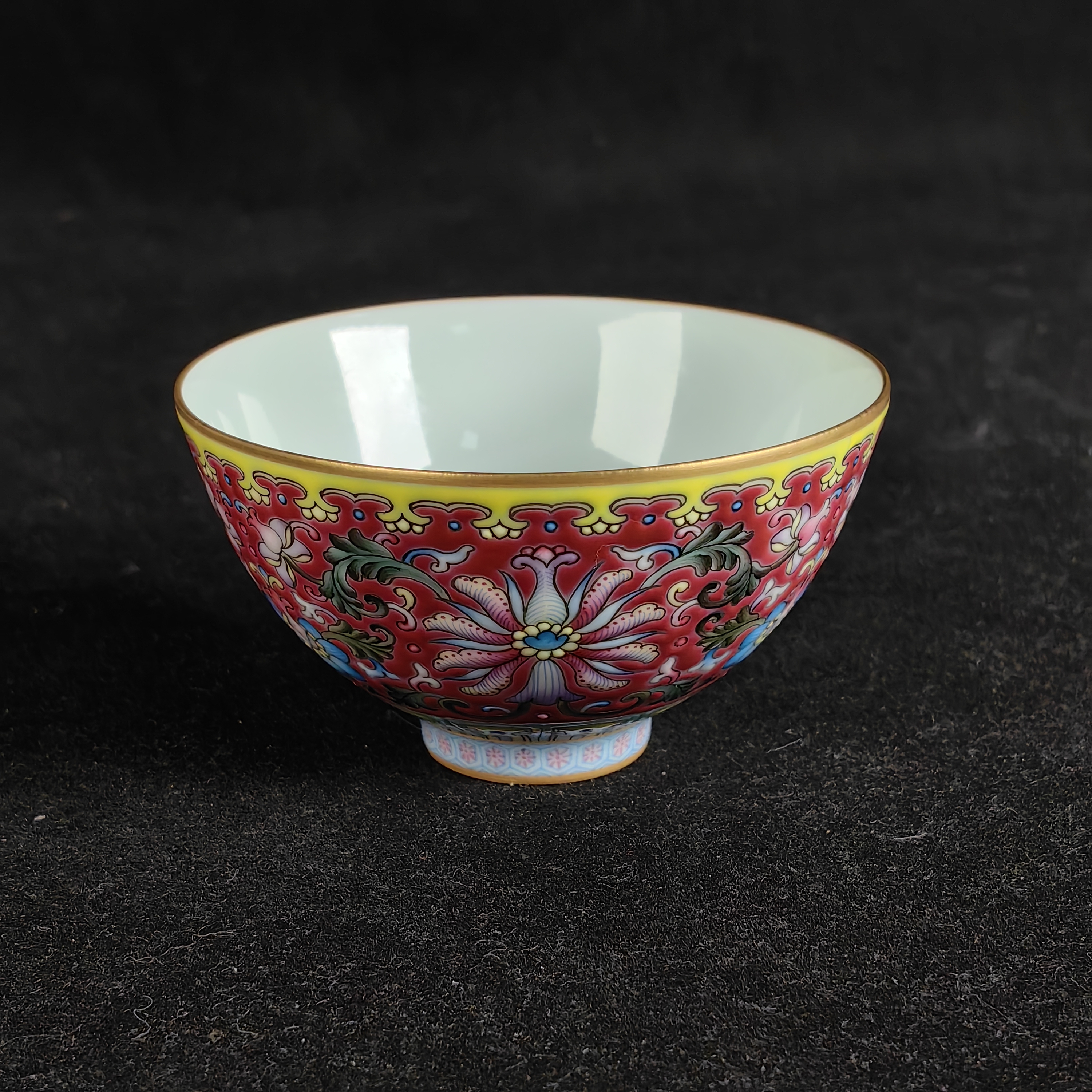 胭脂红釉地粉彩缠枝西番莲纹杯