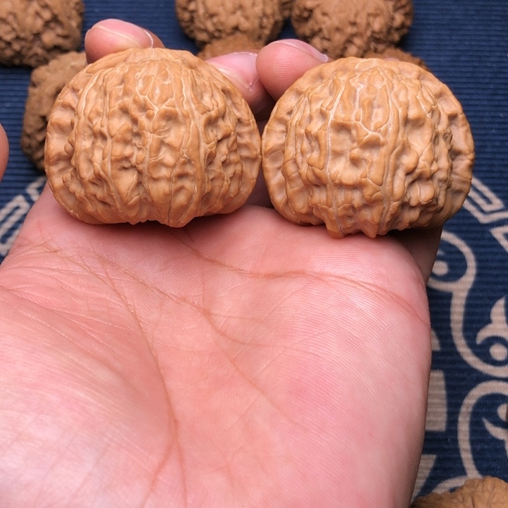 文玩核桃吊坠白狮子