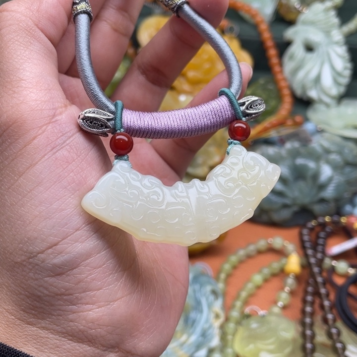 蛇纹石玉吊坠合金