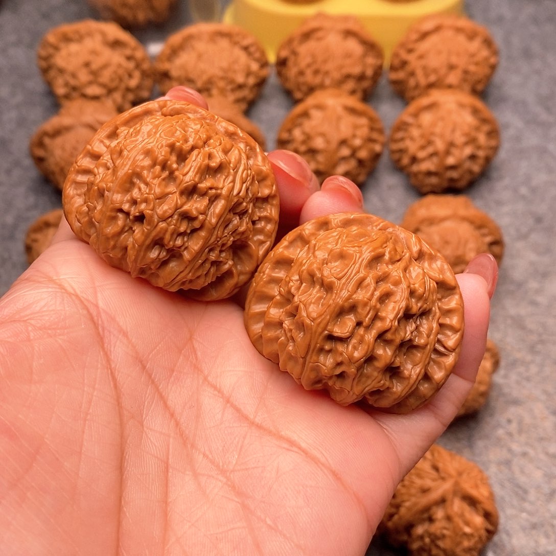 文玩核桃把件精品特价红皮白狮子42+