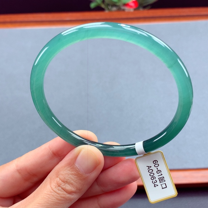 未镶嵌手镯翡翠圆镯