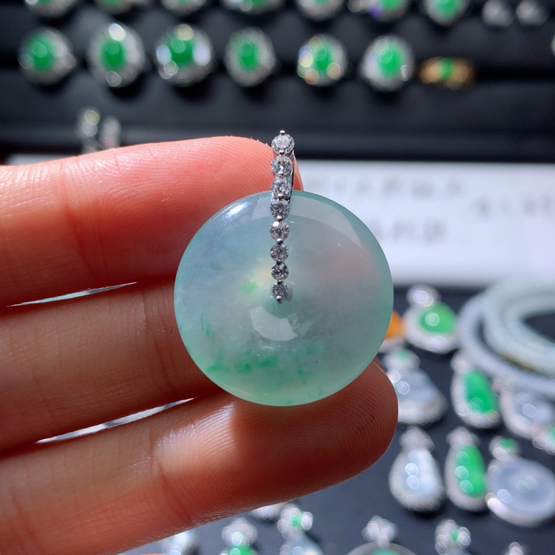 颈饰18K金镶嵌翡翠