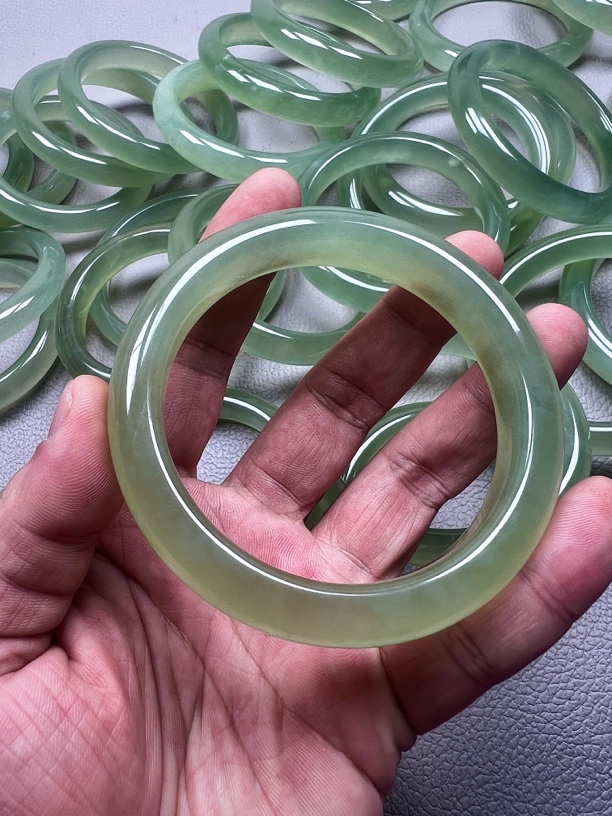 多样性发货纯天然岫玉绿底高冰精品福利手镯 手慢无