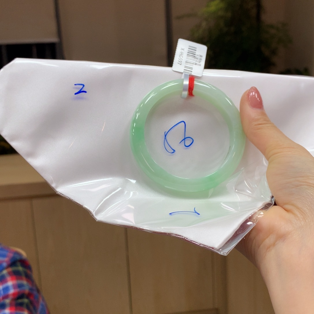 翡翠手镯未镶嵌不退不换