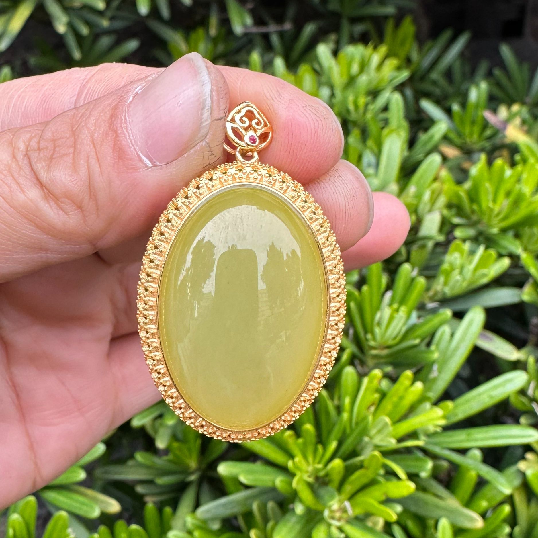 和田玉若羌鸡油黄鸽子蛋裸石30