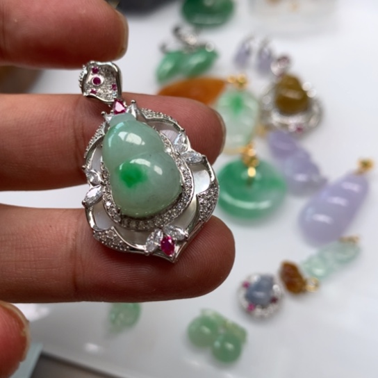 翡翠颈饰未镶嵌翡翠