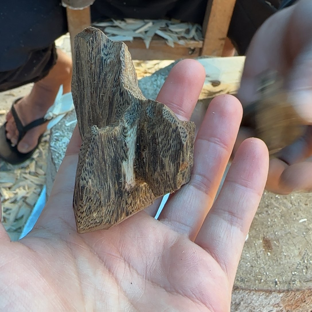 树脂制品飘*透顶绿十字结奇楠原木一个