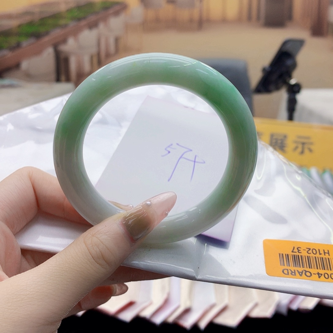 翡翠手镯未镶嵌ggcglclfjhbbhb